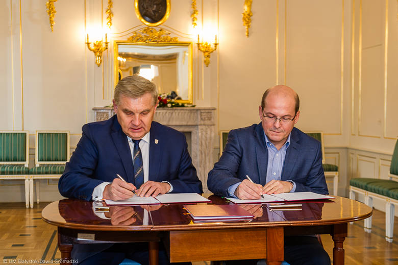 Wczoraj prezydent Tadeusz Truskolaski (z lewej) podpisał porozumienie z Markiem Karpem, p.o. dyrektora USK<br /> 