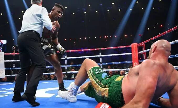 Szalony rabunek w Rijadzie: Ngannou pokonał Fury’ego na oczach całego świata, ale zwycięstwo przyznano Tysonowi