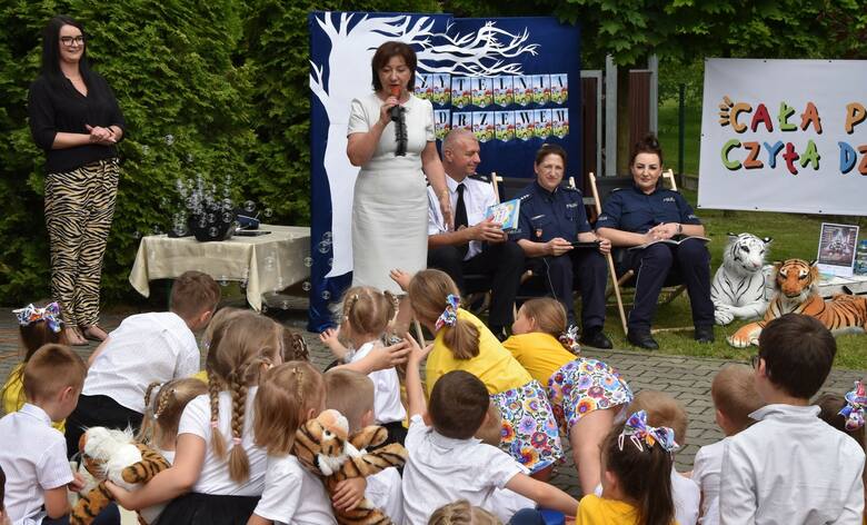 Dzieciom z przedszkola we Włosienicy czytali samorządowcy i oświęcimscy policjanci. To wszystko w ramach akcji "Cała Polska czyta dzieciom&