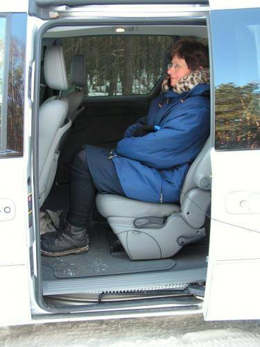 Fot. R. Polit: Wnętrze pojazdu jest przestronne, a siedzenia bardzo wygodne. Do trzeciego rzędu można się dostać, odchylając fotel środkowy.