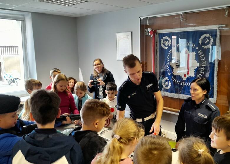Uczniowie czwartych klas Szkoły Podstawowej nr 1 w Osieku odwiedzili policjantów w komendzie powiatowej w Oświęcimiu