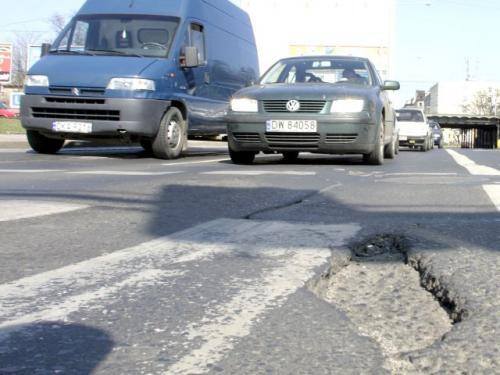 Fot. Janusz Wojtowicz: Dziury w drogach mają najróżniejsze rozmiary i kształty. Ich wspólną cechą jest to, że uprzykrzają życie kierowcom i przyspieszają