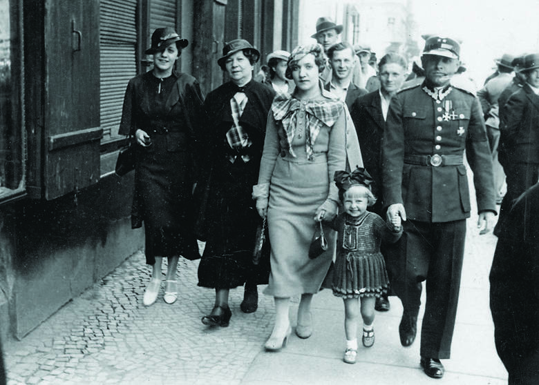 Mjr Edward Kwitowski z Inowrocławia z rodziną - żoną Zofią, teściową, szwagierką i córeczką Krystyną. Zginął w Katyniu w kwietniu 1940 roku.