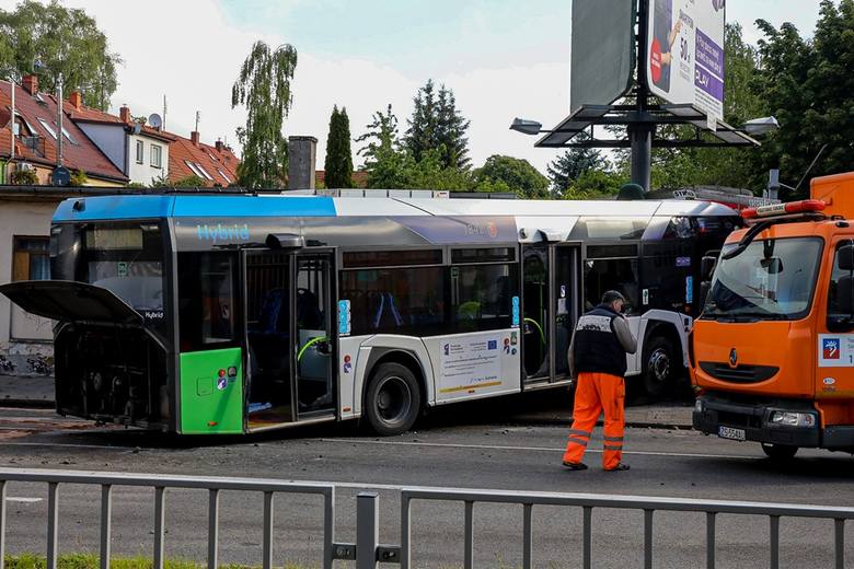 Wypadek na Mickiewicza w Szczecinie. Samochód zderzył się z autobusem - 26.05.2020 - gs24.pl
