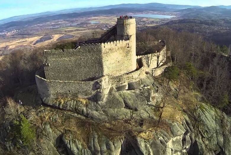 Nazwa zamku Chojnik, położonego w niewielkiej odległości od centrum Jeleniej Góry, oznacza "położony pomiędzy choinami". Pierwsze wzmianki