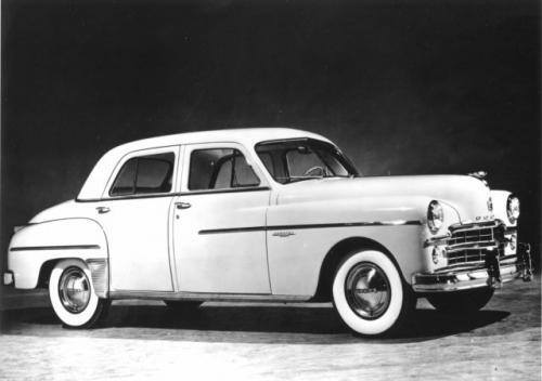 Fot. DaimlerChrysler: Na przełomie lat 40. i 50. Chrysler wciąż budował wysokie, niemodne samochody, jakby nie zauważył, że kierowcy wyzbyli się kapeluszy.