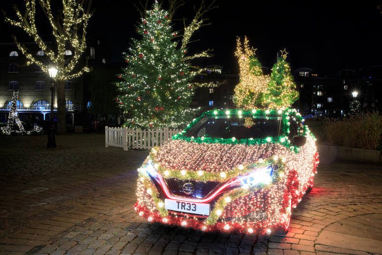Nissan przywita tegoroczne Boże Narodzenie, pędząc przez zaśnieżone drogi Nissanem LEAF ze świątecznym oświetleniem zasilanym energią z odzysku.Fot.