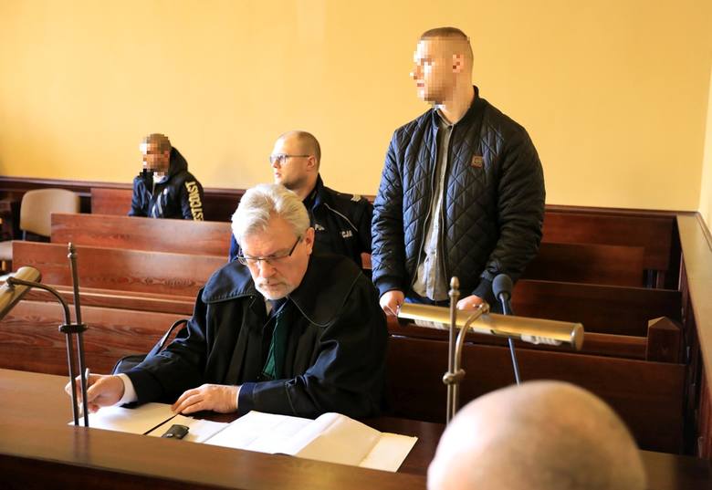 Jeden z oskarżonych - Dominik Sz. - doprowadzony został dziś do sądu w kajdankach, z aresztu. Kilka miesięcy temu został zatrzymany do sprawy związanej