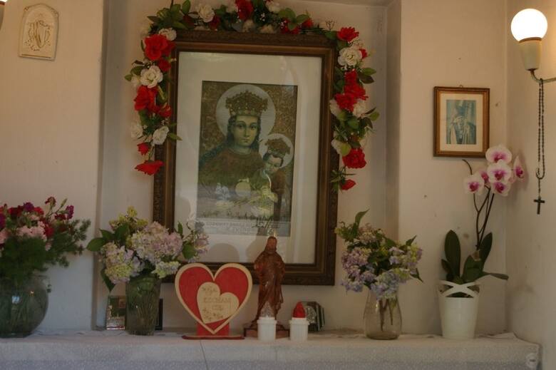 Rodzinną kapliczkę Załęskich co dzień w dni majowe otacza wianuszek modlących się do Matki Bożej. Ta z obrazu wewnątrz niewielkiej, ale zadbanej budowli,