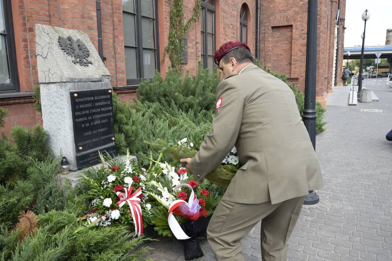Kwiaty dla spalonych żywcem więźniów Pawiaka złożono we wtorek, 31 lipca, pod tablicą upamiętniającą ten fakt. Do zbrodni doszło 31 lipca 1944 r. Tablica została ufundowana w 60. rocznicę tego tragicznego wydarzenia.