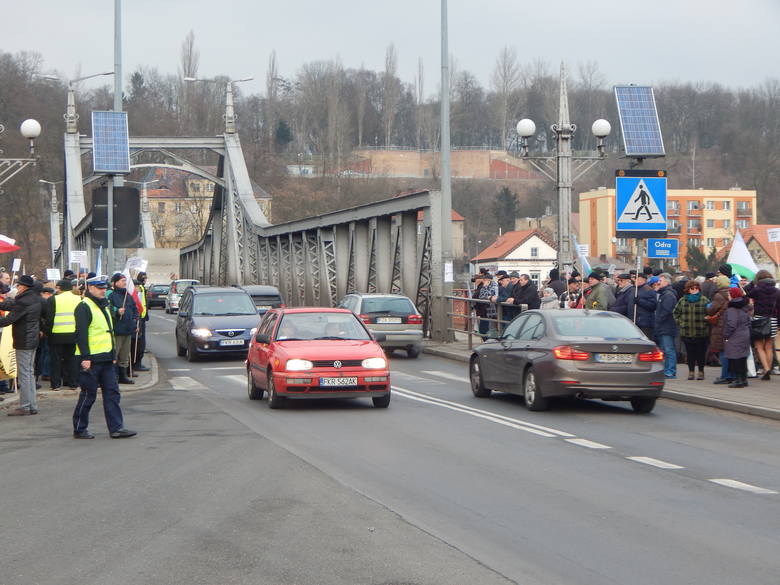 Kolejna blokada mostu w Krośnie Odrzańskim. Mieszkańcy nie dają za wygraną