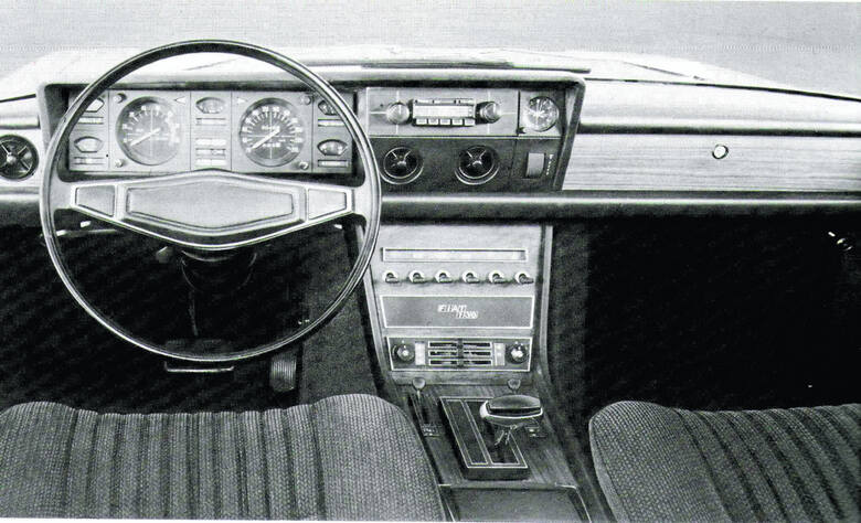 Wnętrze Fiata 130. Bardzo podobną tablicę przyrządów zastosowano w roku 1975 w PF 125p MR Fot: Archiwum
