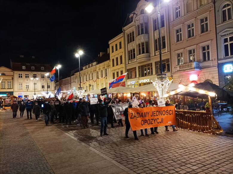 Podczas protestów w obronie TVN-u pojawiły się (m.in. w Bydgoszczy) hasła: “żądamy jedności opozycji”.