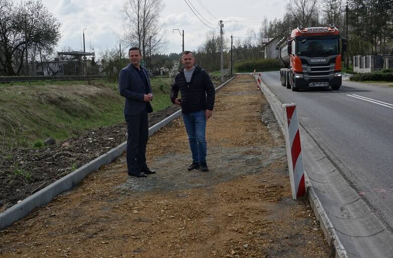 Rozpoczęła się budowa drogi rowerowej w Alwerni. Bartłomiej Gębala - wicestarosta Powiatu Chrzanowskiego (po lewej)
