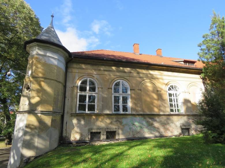 W Pałacu Bobrowskich w Andrychowie schroniła się kiedyś Konfederacja barska. Dziś obiekt popada w ruinę, choć widać jeszcze dawne piękno