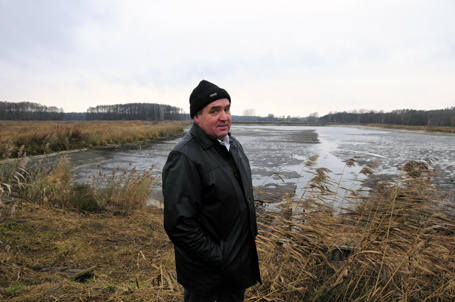Henryk Suchanowski, właściciel podłódzkiego gospodarstwa rybnego, w hurcie sprzedaje karpie po 11 zł za kilogram. 