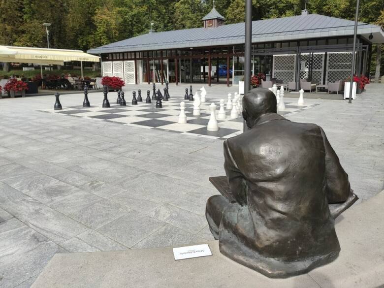 Figura Akiby Rubinsteina — wybitnego szachisty znajduje się w jednym z polanickich parków