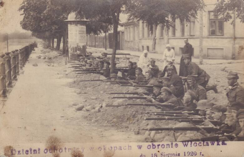 Dzielni ochotnicy w okopach w obronie Włocławka dn. 18 Sierpnia 1920 r. Pozowana fotografia została wykonana u wylotu ul. Św. Jana po 19 sierpnia A. D. 1920