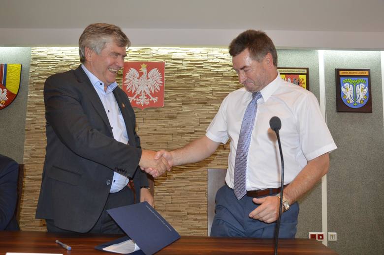 Marszałek Stępień (z lewej) podpisał finansową umowę m. in. Pawłem Kwiatkowskim, wójtem gminy Domaniewice