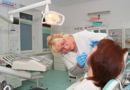 Podczas weekendu dyżurujący na pogotowiu lekarz stomatologii przyjmuje nawet  kilkudziesięciu pacjentów. <br>