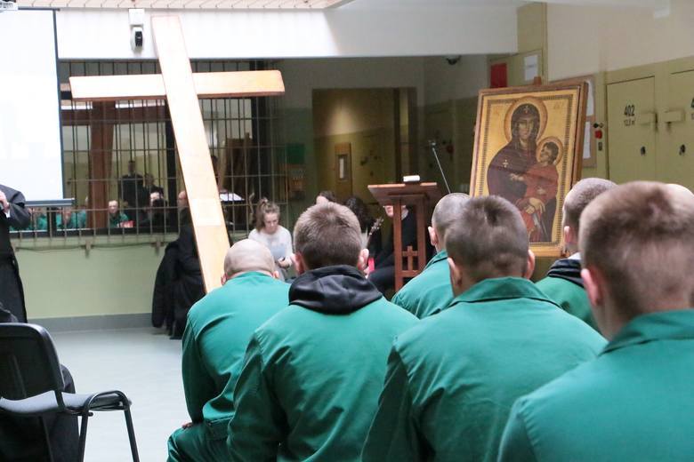 Ikona Matki Bożej i krzyż trafiły do aresztu śledczego w Międzyrzeczu. O ich symbolice opowiadał osadzonym tam mężczyznom ks. Mariusz Dudka z Zielonej Góry. 