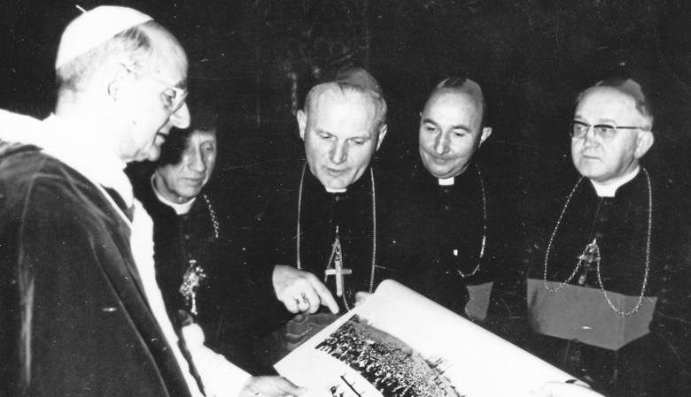 Bp Wilhelm Pluta (z prawej) spotkał się z papieżem Pawłem VI (z lewej) w towarzystwie kard. Karola Wojtyły.