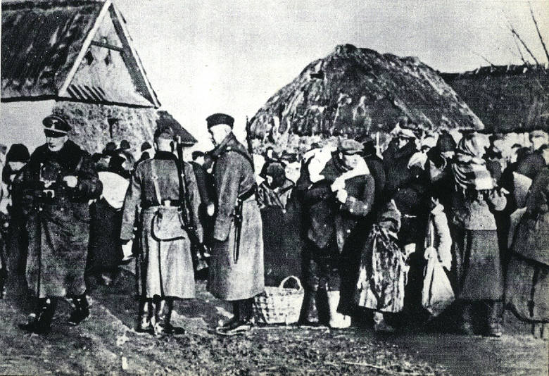 Mieszkańcy Zamojszczyzny w czasie niemieckiej akcji wysiedleńczej, 1942/1943.