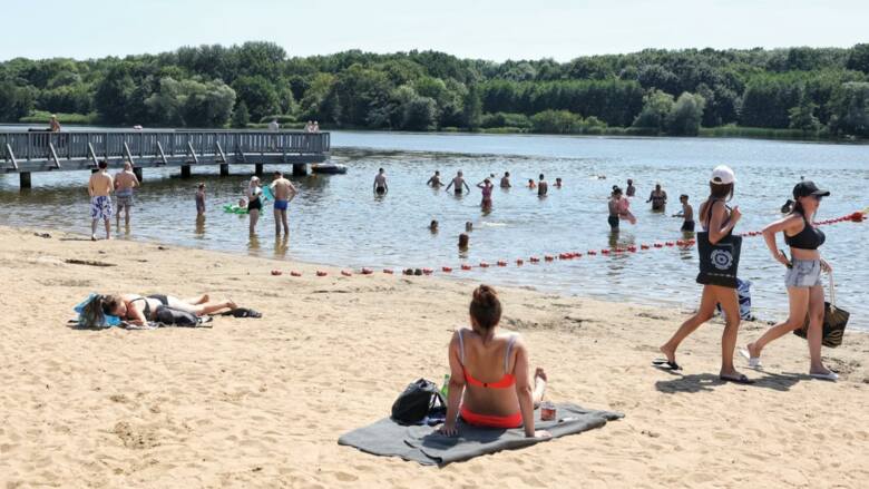 Kąpielisko nad Jeziorem Rusałka w Poznaniu w słoneczny letni dzień
