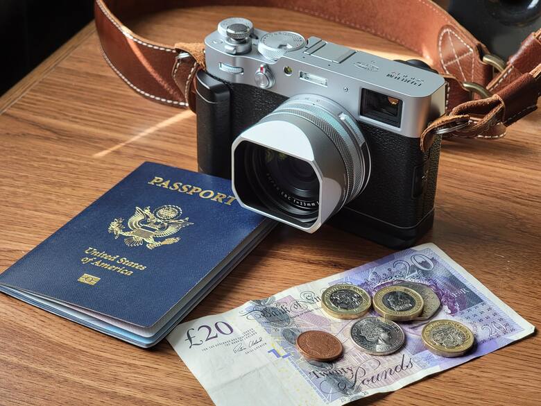 Aparat, pieniądze i paszport gotowe do zabrania w podróż