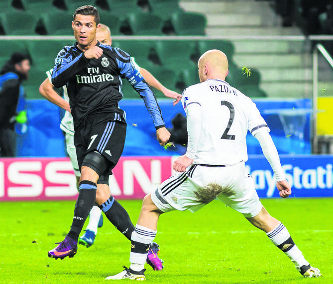 Cristiano Ronaldo (z lewej) to największa gwiazda Realu Madryt. Przez dwa lata grał w jednej drużynie z Jerzym Dudkiem.