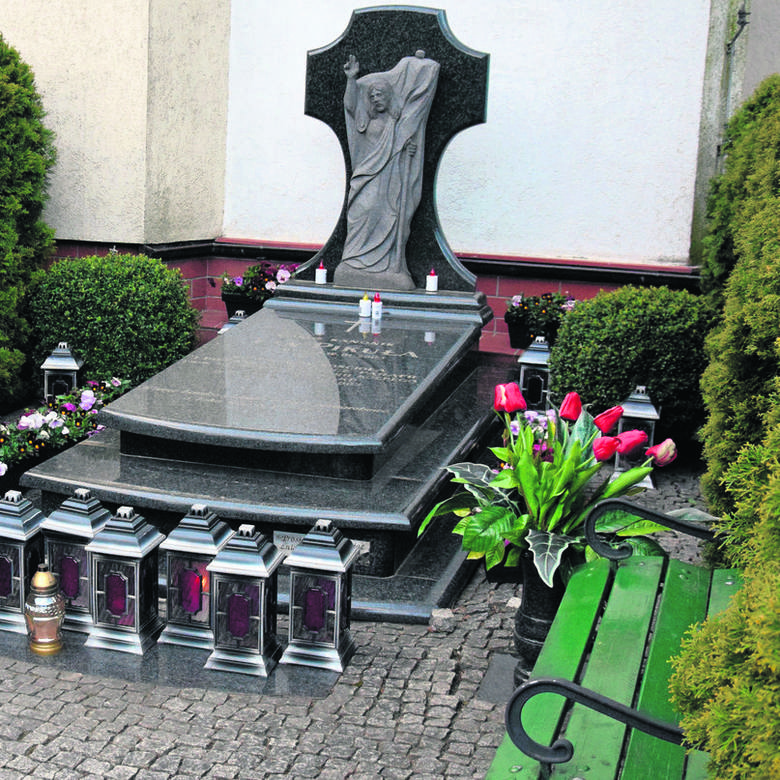 Parafia istnieje od  1982 r. Pierwszy proboszcz ks. Jan Pikuła. zmarł w 2003. Pochowano go przy świątyni.