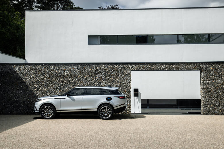 Range Rover Velar Land Rover odświeżył linię Range Rover Velar. W nowej wersji samochód otrzymał m.in. nową gamę bardziej wydajnych silników zelektryfikowanych.