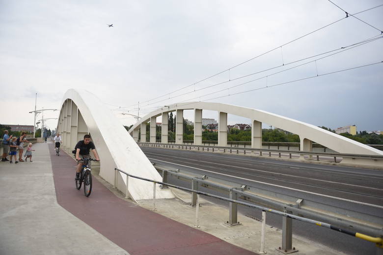 Most Rocha. Dzisiejsza konstrukcja tego najładniejszego mostu w Poznaniu została ukończona w 2004 roku 