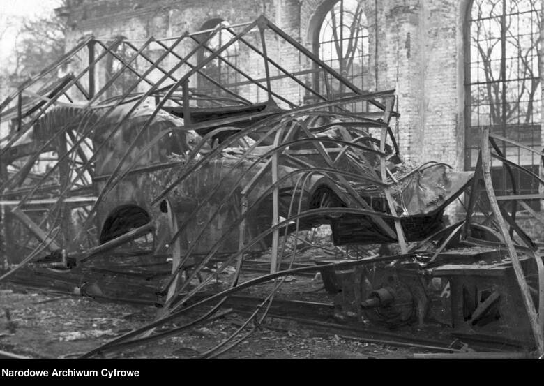 Zniszczona wagonownia. Widoczny wrak wagonu motorowego typu "Luxtorpeda", 1939 r.