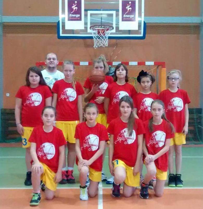 Młode koszykarki Ósemki wygrywają ogólnopolski mikołajkowy turniej w Sieradzu