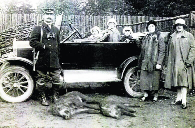 W latach 20. XX wieku Fordy T były popularne nie tylko w wojsku. Pracownik wielkopolskich Lasów Państwowych Władysław Kabza pozuje z rodziną przy aucie