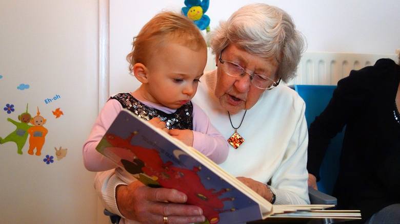 Życzenia dla babci i dziadka to najprostsze, co możesz zrobić w dniu ich święta, by pokazać, że o nich pamiętasz. Jeśli nie wiesz, jak złożyć życzenia