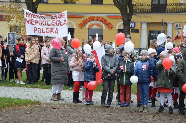 Patriotyczny marsz uczniów szkół pijarskich w Łowiczu [ZDJĘCIA]