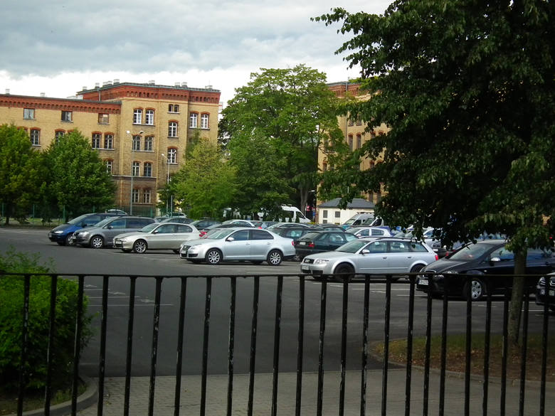 Afera parkingowa miała wydarzyć się w latach 2010-2013. Wtedy miało dojść do "cichego" remontu policyjnych parkingów w Poznaniu i rozliczenia ich kosztów w innych poznańskich inwestycjach.