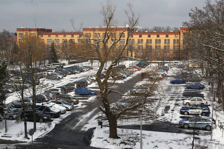 Afera parkingowa miała wydarzyć się w latach 2010-2013. Wtedy miało dojść do "cichego" remontu policyjnych parkingów w Poznaniu i rozliczenia ich kosztów w innych poznańskich inwestycjach.