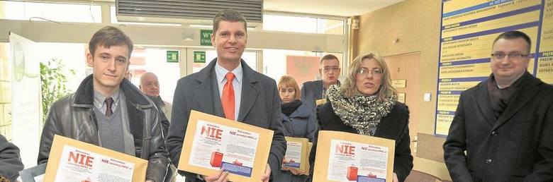 W 2013 roku Konrad Zieleniecki (pierwszy z lewej) zbierał podpisy, by w mieście zorganizować referendum i nie dopuścić do sprzedaży MPEC-u. Teraz jest rzecznikiem spółki. A ówczesny szef PiS-u w radzie miasta Rafał Rudnicki (pierwszy z prawej) jest teraz wiceprezydentem. 