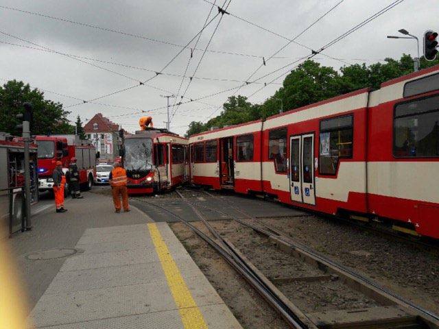 Zderzenie tramwajów w Gdańsku Wrzeszczu. Dziesięć osób rannych [ZDJĘCIA]