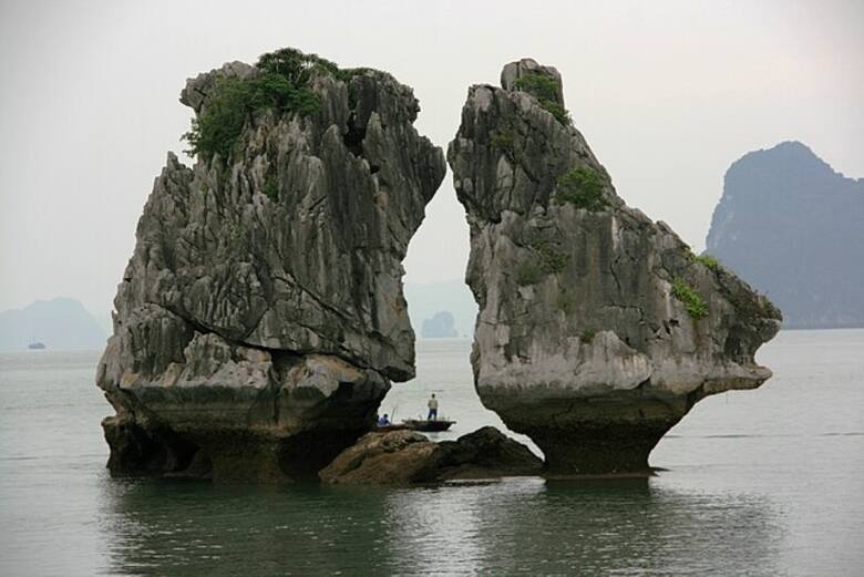 Słynne "całujące się skały" są zagrożone zawaleniem.