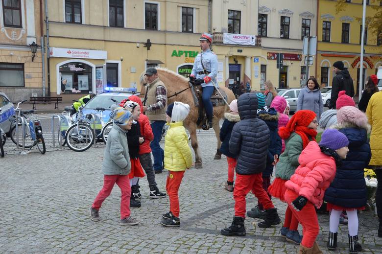 Patriotyczny marsz uczniów szkół pijarskich w Łowiczu [ZDJĘCIA]