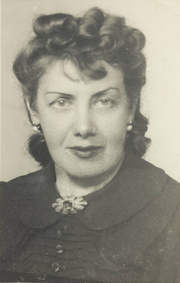 Emilia Urbańczyk, właścicielka zakładu fotograficznego Secesya w Rynku Podgórskim 9, lata 40. XX w. 