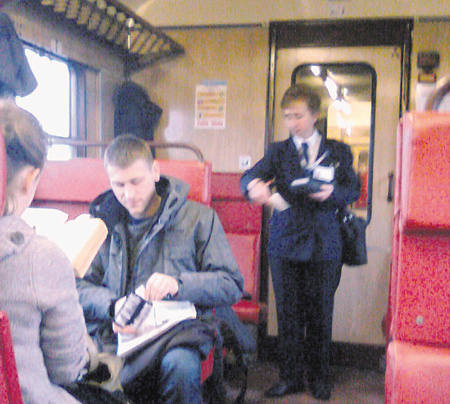 Najpierw bilety pasażerów sprawdza konduktor albo kierownik pociągu <br>w mundurze.