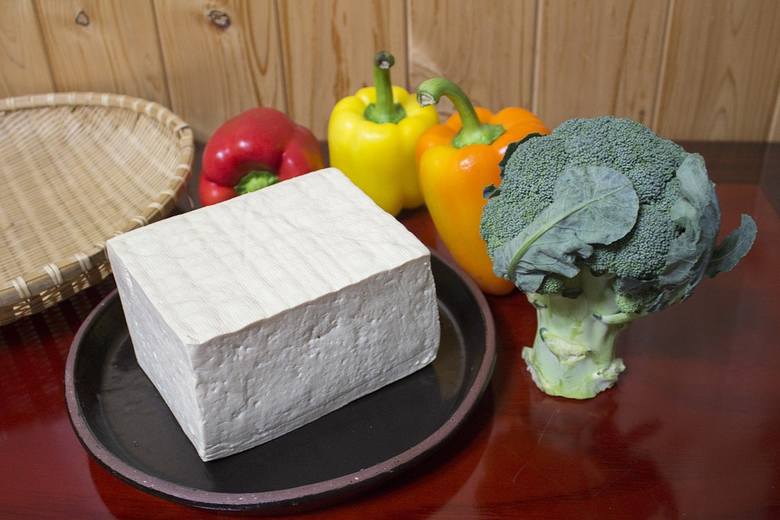 Z pomocą może przyjść spożywanie sera tofu, który w kawałku może zawierać nawet 400 mg wapnia.
