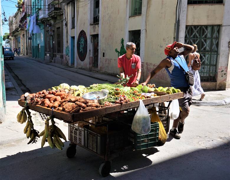 Warzywa i owoce z dostawą do domu. Straganiarze ulica po ulicy podjeżdżają pod kamienice. 