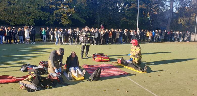 Ćwiczenia - ewakuacja szkoły - w III LO w Zielonej Górze odbyły się w poniedziałek 25 października br.