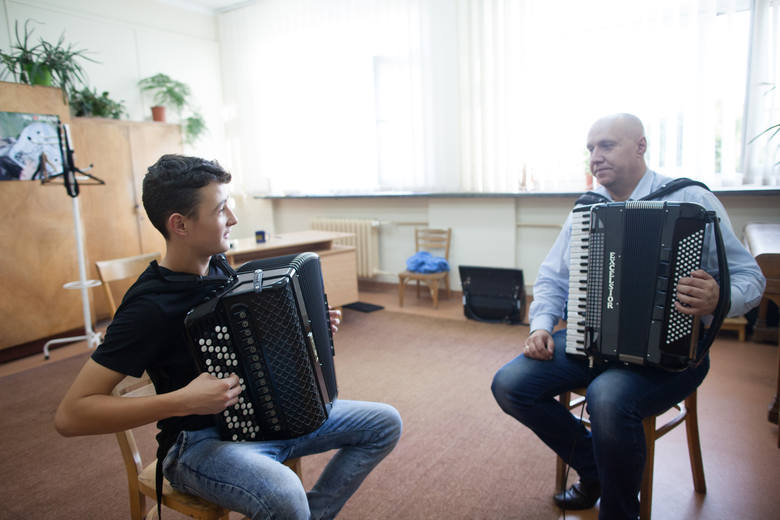 – Chciałbym wygrać „Mam talent” i móc kupić nowy akordeon – mówi Lukas Gogol.